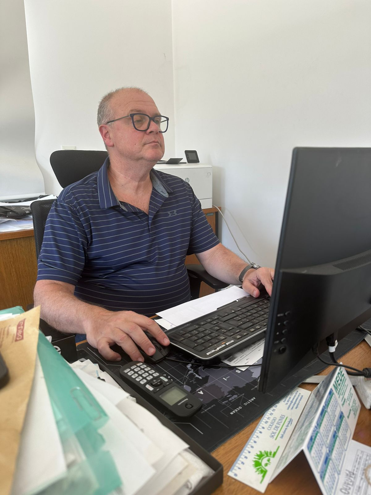 Persona B en reunión